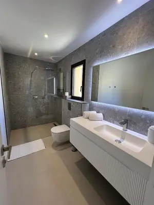 Salle de bains dans l'établissement Villa Antoine, piscine & vue mer magique