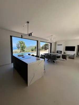 Télévision ou salle de divertissement dans l'établissement Villa Antoine, piscine & vue mer magique