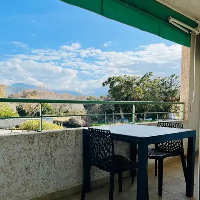 Vue générale sur la montagne ou vue sur la montagne depuis l'appartement