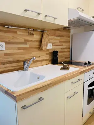 Cuisine ou kitchenette dans l'établissement appartement au coeur de Saint-Florent à 200m de la plage