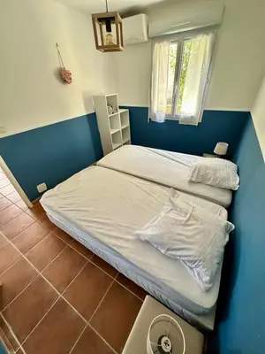 Un ou plusieurs lits dans un hébergement de l'établissement Appartement face à la mer