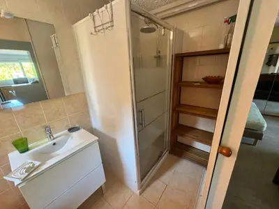 Salle de bains dans l'établissement Appartements Calvi