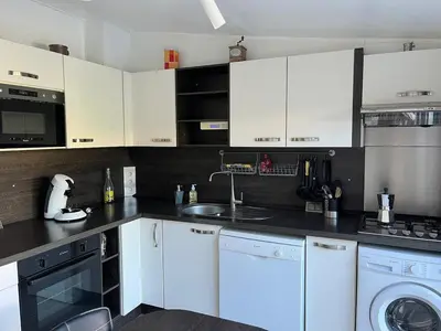 Cuisine ou kitchenette dans l'établissement Maisonnette privé bord de mer Poggio mezzana