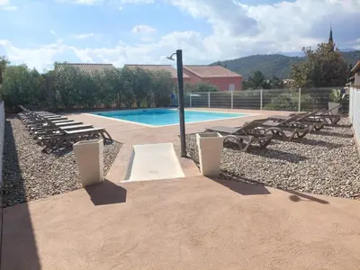 Piscine de l'établissement Appartement 4 pièces dans une petite résidence calme, climatisation et piscine ou située à proximité