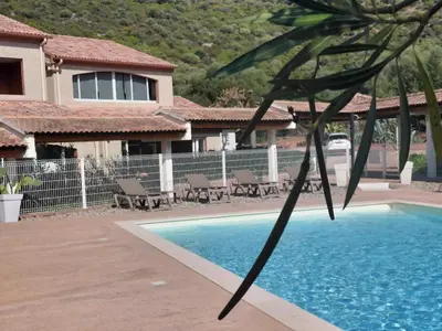 Piscine de l'établissement Appartement 4 pièces dans une petite résidence calme, climatisation et piscine ou située à proximité