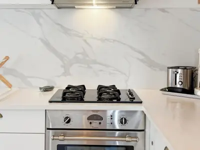 Cuisine ou kitchenette dans l'établissement Résidence Liberta, appartement T3 en centre-ville de Calvi