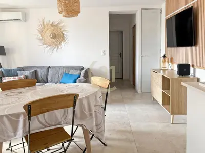 Télévision ou salle de divertissement dans l'établissement Résidence Liberta, appartement T3 en centre-ville de Calvi