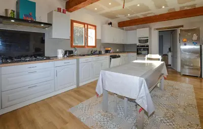 Cuisine ou kitchenette dans l'établissement Grande Villa Piscine
