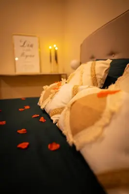 Un ou plusieurs lits dans un hébergement de l'établissement A Stalla di i Sensi - Chambre romantique avec spa