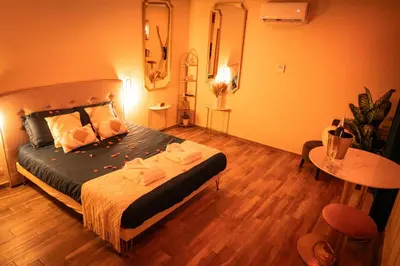Un ou plusieurs lits dans un hébergement de l'établissement A Stalla di i Sensi - Chambre romantique avec spa