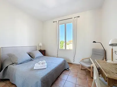 Un ou plusieurs lits dans un hébergement de l'établissement Grande maison avec vue mer et jacuzzi au cœur de Calvi