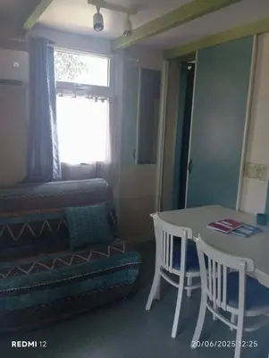 Coin salon dans l'établissement Bungalow charmant à Sorbo-Ocagnano avec jardin