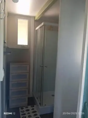 Salle de bains dans l'établissement Bungalow charmant à Sorbo-Ocagnano avec jardin