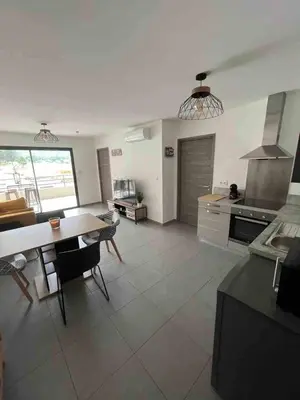 Cuisine ou kitchenette dans l'établissement bel appartement vue montagne proche bastia
