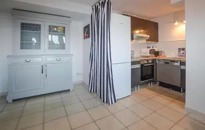 Cuisine ou kitchenette dans l'établissement Nice Apartment In Erbalunga With Wifi