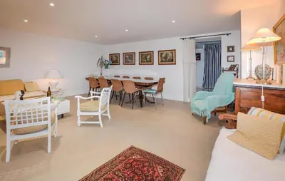 Coin salon dans l'établissement Nice Apartment In Erbalunga With Wifi