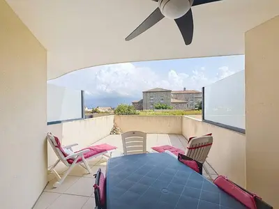 Coin salon dans l'établissement Appartement moderne avec grande terrasse au cœur de Calvi