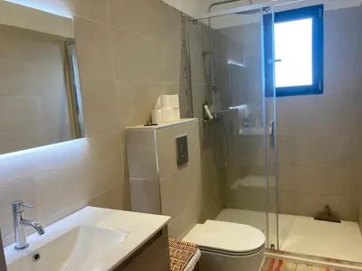 Salle de bains dans l'établissement Nouvelle Villa Cap Corse Vue Mer et Piscine 3km Bastia