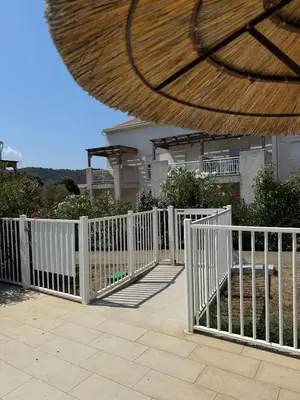 Balcon ou terrasse dans l'établissement Appartement 2 CHAMBRES PISCINE TERRASSE SAINT FLORENT