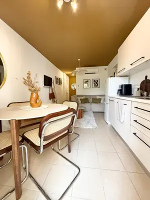 Cuisine ou kitchenette dans l'établissement Appartement 2 CHAMBRES PISCINE TERRASSE SAINT FLORENT