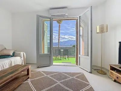 Télévision ou salle de divertissement dans l'établissement Calvi à pied : terrasse vue mer, 2 chambres, parking privé