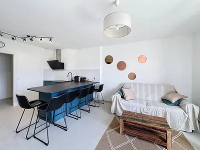Cuisine ou kitchenette dans l'établissement Calvi à pied : terrasse vue mer, 2 chambres, parking privé