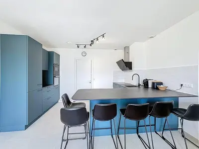 Cuisine ou kitchenette dans l'établissement Calvi à pied : terrasse vue mer, 2 chambres, parking privé