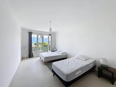 Un ou plusieurs lits dans un hébergement de l'établissement Calvi à pied : terrasse vue mer, 2 chambres, parking privé