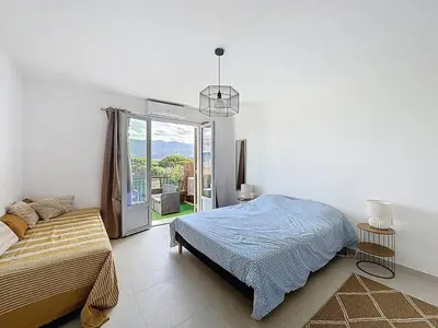 Un ou plusieurs lits dans un hébergement de l'établissement Calvi à pied : terrasse vue mer, 2 chambres, parking privé