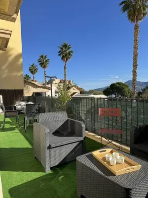 Coin salon dans l'établissement Calvi à pied : terrasse vue mer, 2 chambres, parking privé