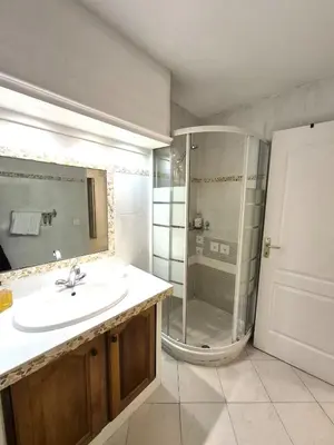 Salle de bains dans l'établissement rez de villa confort & grand extérieur