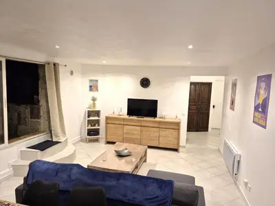 Télévision ou salle de divertissement dans l'établissement rez de villa confort & grand extérieur