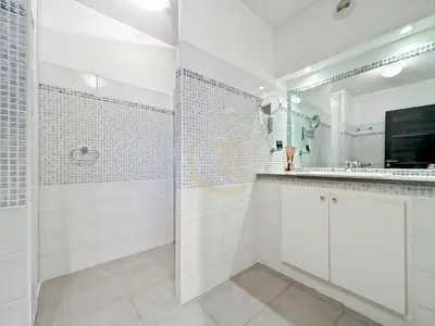 Salle de bains dans l'établissement Vue mer - T2 sur les hauteurs de L'Île-Rousse