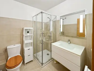 Salle de bains dans l'établissement Résidence Le Clos des Oliviers T2 - Vue mer