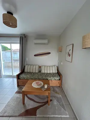 Coin salon dans l'établissement Joli appartement résidentiel plage et piscine