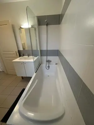 Salle de bains dans l'établissement Joli appartement résidentiel plage et piscine