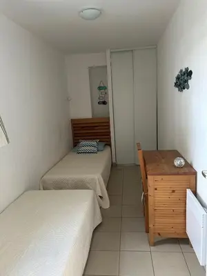Un ou plusieurs lits dans un hébergement de l'établissement Joli appartement résidentiel plage et piscine