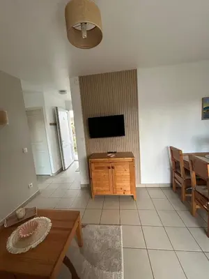 Télévision ou salle de divertissement dans l'établissement Joli appartement résidentiel plage et piscine