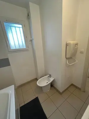 Salle de bains dans l'établissement Joli appartement résidentiel plage et piscine