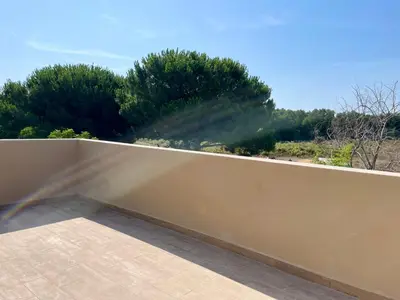 Balcon ou terrasse dans l'établissement Villa avec piscine privée