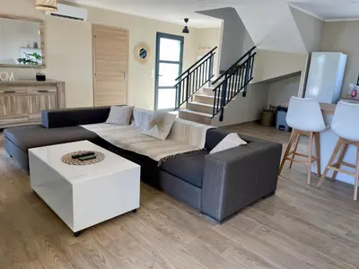 Coin salon dans l'établissement Villa avec piscine privée