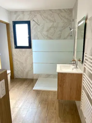 Salle de bains dans l'établissement Villa avec piscine privée