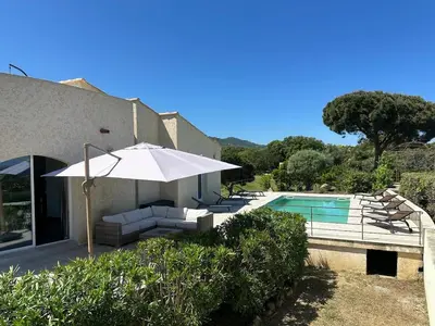 Piscine de l'établissement Villa Les Oliviers Monticello ou située à proximité