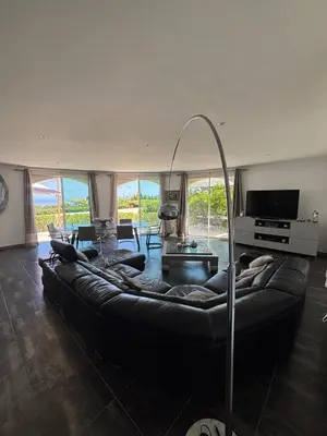 Télévision ou salle de divertissement dans l'établissement Villa Les Oliviers Monticello