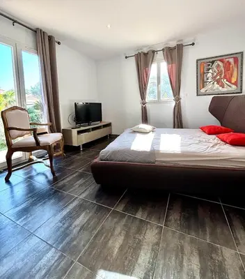 Télévision ou salle de divertissement dans l'établissement Villa Les Oliviers Monticello