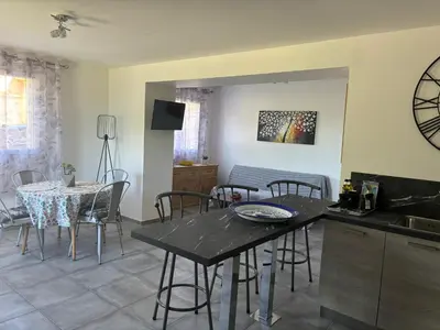 Télévision ou salle de divertissement dans l'établissement Chez Suzanne