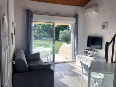 Télévision ou salle de divertissement dans l'établissement Bungalow 4 people - Marea Resort
