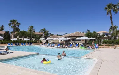 Piscine de l'établissement T2 - next to the sea ou située à proximité
