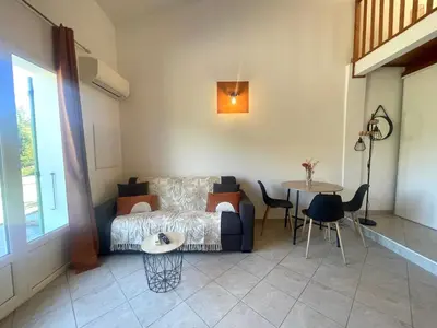 Coin salon dans l'établissement Charmant Duplex à la campagne
