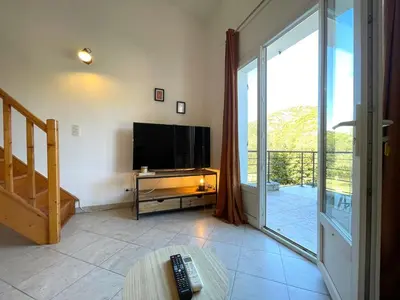 Télévision ou salle de divertissement dans l'établissement Charmant Duplex à la campagne